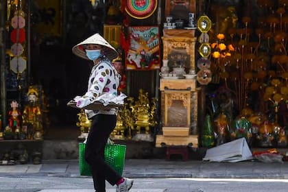Una vendedora ambulante en una calle de Hanói, en Vietnam, el 31 de mayo de 2021