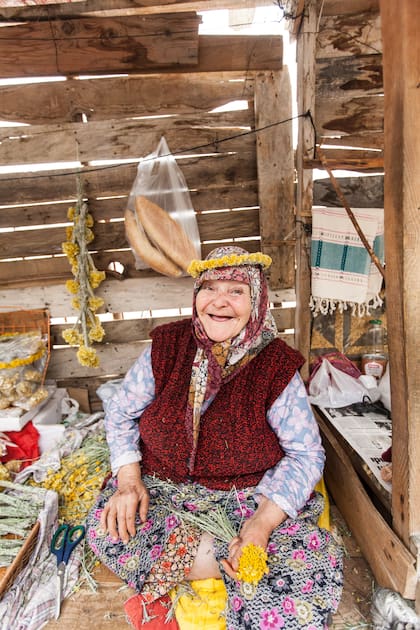 Una vendedora de flores secas en el mercado de Sirince.