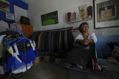 Una vendedora espera a los clientes a pesar de no tener electricidad debido a un corte de energía programado por el Ministerio de Energía, en Quito, Ecuador, el martes 16 de abril de 2024.
