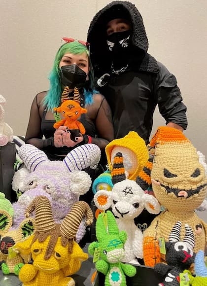 Una vendedora que se hace llamar Little Nicky vende muñecos tejidos con un toque satánico