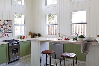 La cocina tiene bajomesada de MDF laqueado estilo country (Vitruvio Zappa) con tiradores de cerámica, todos distintos (Falabella) y pileta (Johnson) con grifería monocomando (Sodimac)