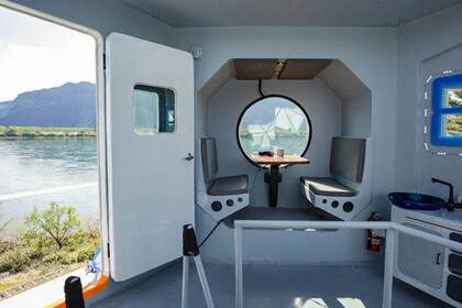 Una ventana al estilo "ojo de buey" recuerda a las aberturas circulares que se utilizan en naves espaciales o submarinos.