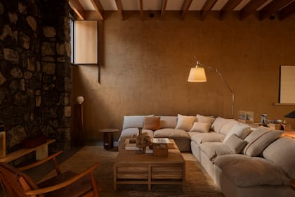 Una ventana al sur capta la luz invernal y, al abrirse, favorece la ventilación natural de los espacios sociales.