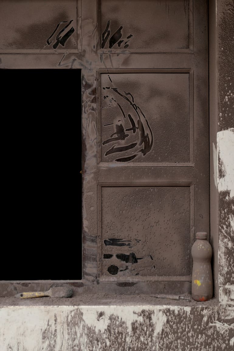Una ventana de una casa está cubierta de ceniza después de la erupción del volcán de Fuego en San Miguel Los Lotes en Escuintla