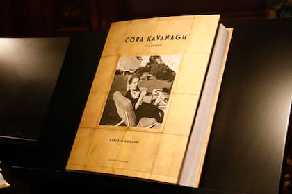 Una verdadera joya, el libro, editado por Díaz Ortíz Ediciones, está impreso en papel especial con tapa dura y reúne en sus 572 páginas, textos, fotografías y documentos, en su mayoría inéditos, que pertenecen a la colección que Marcelo Nougués formó durante años. También, interesantes reproducciones de imágenes e ilustraciones seleccionadas durante su trabajo de investigación. Incluye, además, un anexo con los textos traducidos al inglés.