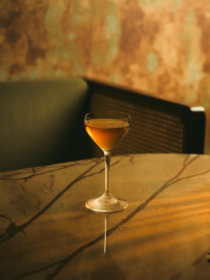 Una versión de Perfect Manhattan (Bourbon macerado con aceite de sésamo y perfumado con aceite de banana)