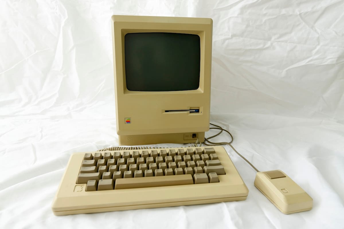 Una versión restaurada de la Macintosh de Apple, la computadora lanzada al mercado en 1984