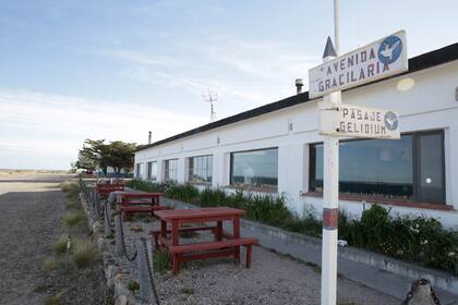 Una versión salvaje y fascinante de este tramo patagónico se descubre desde el lodge Bahía Bustamante.