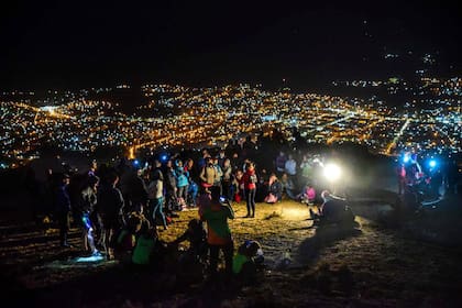 Una vez al mes, después de la luna llena, el Municipio de La Falda invita y coordina la subida al Cerro La Banderita
