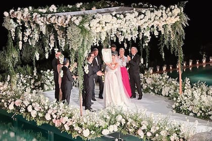 Una vez casados, Sofía Isabella les muestra a sus invitados el ketuba o contrato nupcial que ella y Lucas acaban de firmar.
