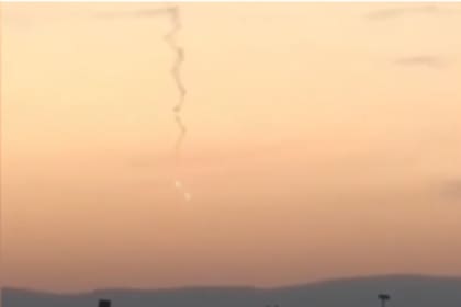 Una vez cerca de la Tierra, el objeto en llamas se separó en dos y se fue apagando hasta desaparecer. Lo único que dejó fue la estela de humo espiralada