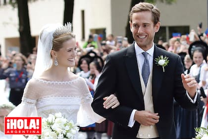 Una vez convertidos en marido y mujer, la princesa María Carolina y Leopoldo Maduro Vollmer recorrieron a pie las calles, saludando a la gente que se acercó a desearles lo mejor