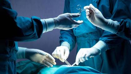Una vez diagnosticada la hernia y la diástasis una vez se decide en conjunto si el paciente está de acuerdo con someterse a una intervención quirúrgica para tratar las patologías