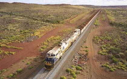 Una vez el tren termina su viaje en la planta y vacía los vagones, regresa a la mina con lo último de batería