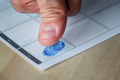 Una vez en CODIS, estas huellas genéticas pueden ser comparadas por agencias policiales de todo EE.UU. con pruebas de crímenes sin resolver