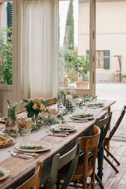 "Una vez encontramos una foto antigua de señoras planchando en la mesa donde hoy desayunamos, fue muy emocionante", cuenta la dueña de casa. La mesa era parte del área de servicio de uno de los grandes palacios en Florencia.