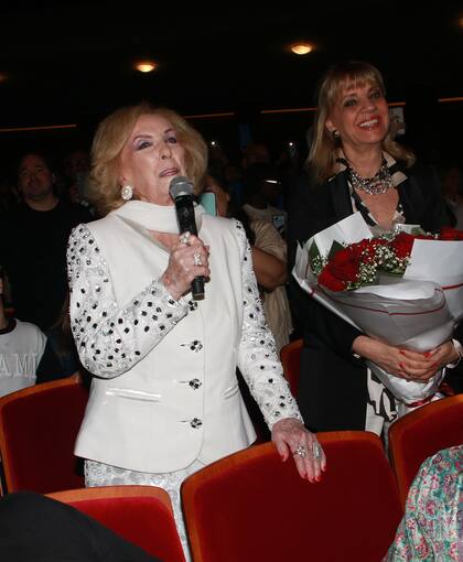 Una vez finalizada la función, Mirtha le dedicó tiernas palabras a los protagonistas: “Son maravillosos los dos, qué les voy a decir… No voy a dormir esta noche ni por mucho tiempo", expresó la conductora conmocionada por la obra