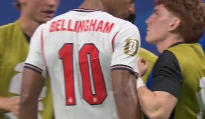 Una vez finalizado el partido, el exjugador de Boca vivió un tenso momento con Jude Bellingham. Cuando Barco se abrazaba con sus compañeros tras el pase a la final contra España, las cámaras registraron el instante en que el 10 inglés se acercó al argentino y le propinó un cachetazo en la nuca.