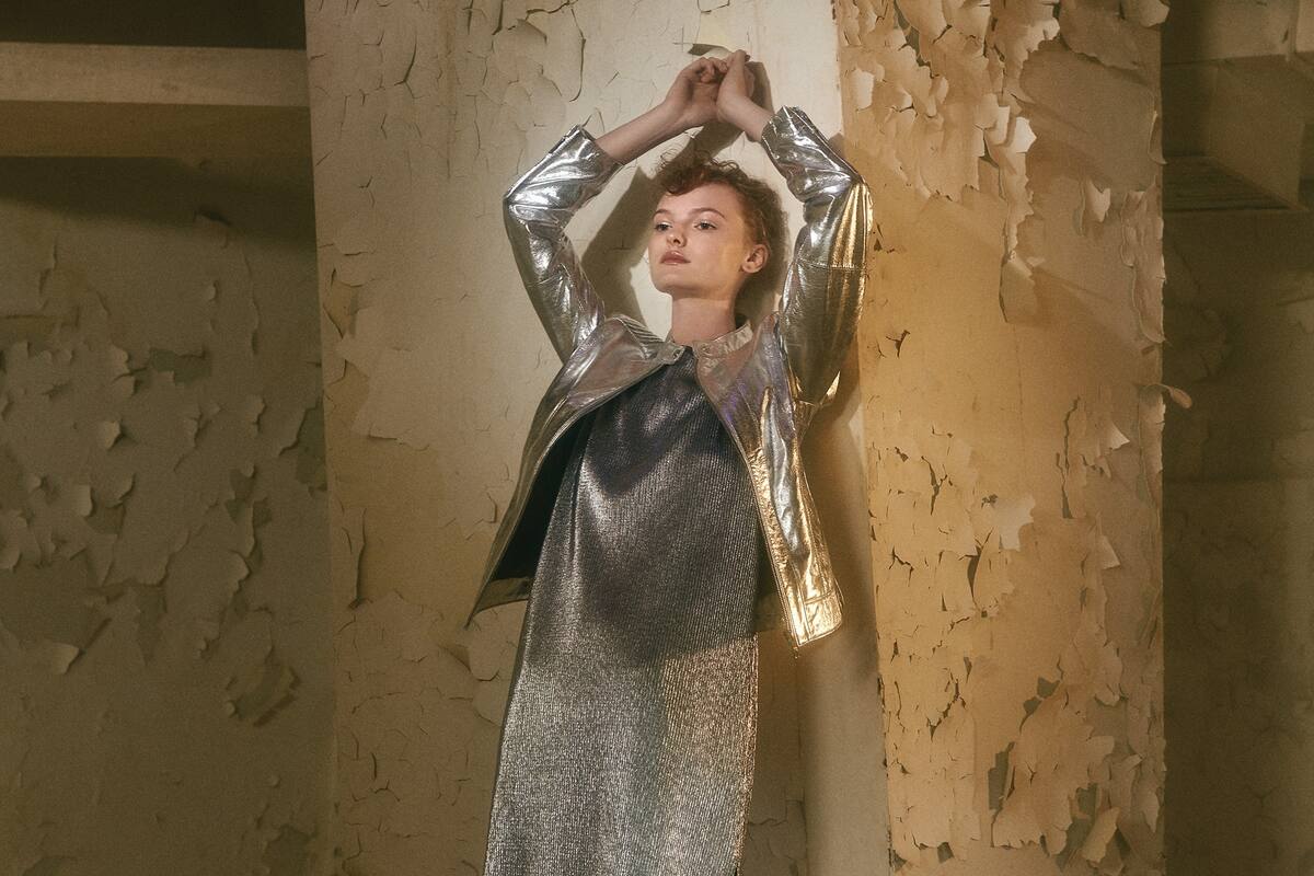 Una vez fue futurista o solo reservado para la noche: ahora se lleva en todo tipo de prendas y a toda hora