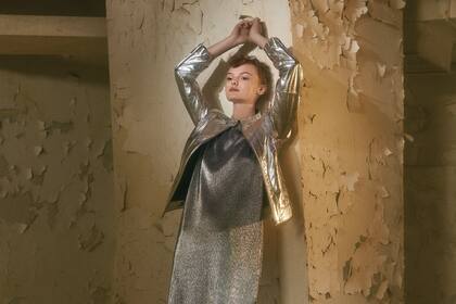 Una vez fue futurista o solo reservado para la noche: ahora se lleva en todo tipo de prendas y a toda hora