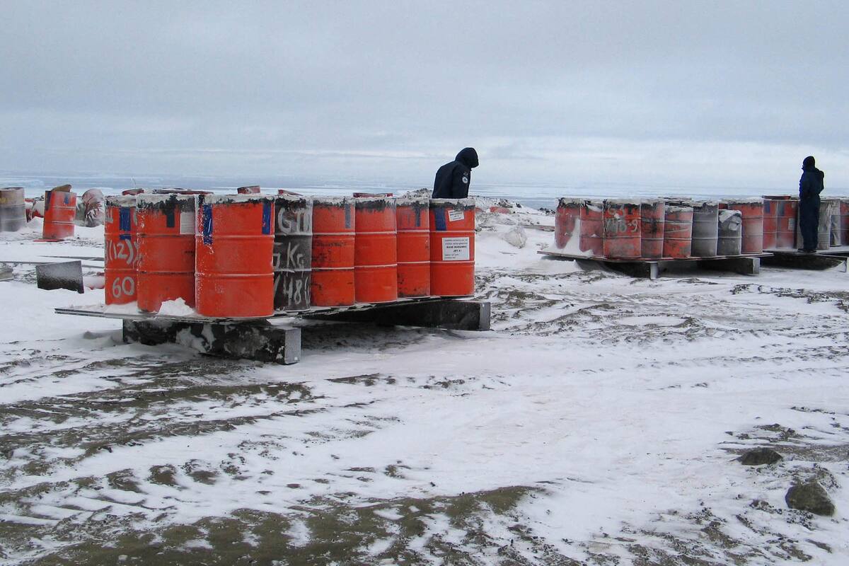 Una vez llenos, los tambores de residuos se clasifican, se sellan y se ubican sobre pallets al aire libre