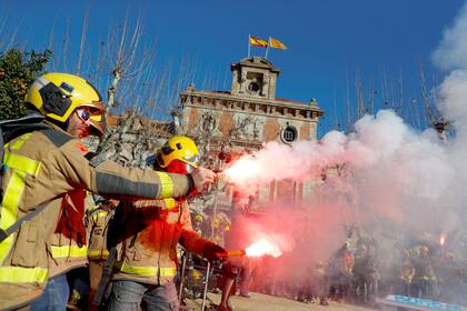 Una vez más, cargas e incidentes en Cataluña en repudio al gobierno