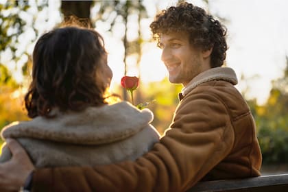 Una vez que dicho bombardeo de amor se ha instalado, hace que la persona se afloje, se relaje y disfrute