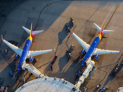 Una vez que el piloto y copiloto tuvieron conocimiento de la lesión de la azafata, lo informaron a las autoridades aéreas (Crédito: Unsplash)