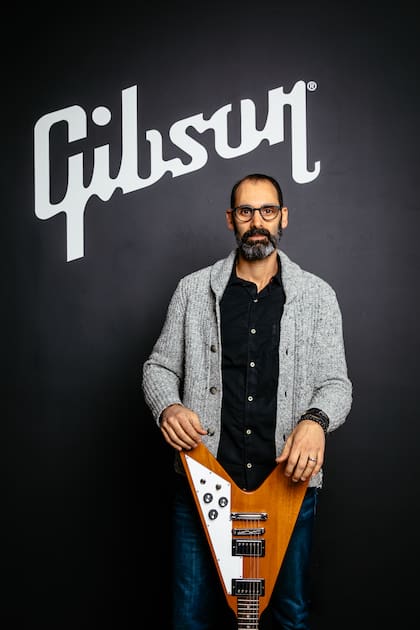 Una vez que Gueikian creó su propio fondo de inversión, comenzó a comprar la deuda de Gibson, con lo que pudo acceder a su presidencia
