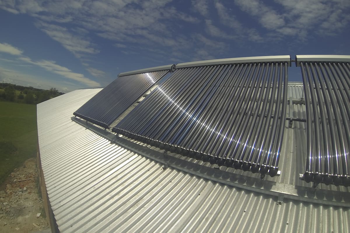 Una vez que la caldera a gas detecta que el agua que recibe del sistema solar ya está caliente, no enciende su quemador. FOTO: Gentileza Sustentator