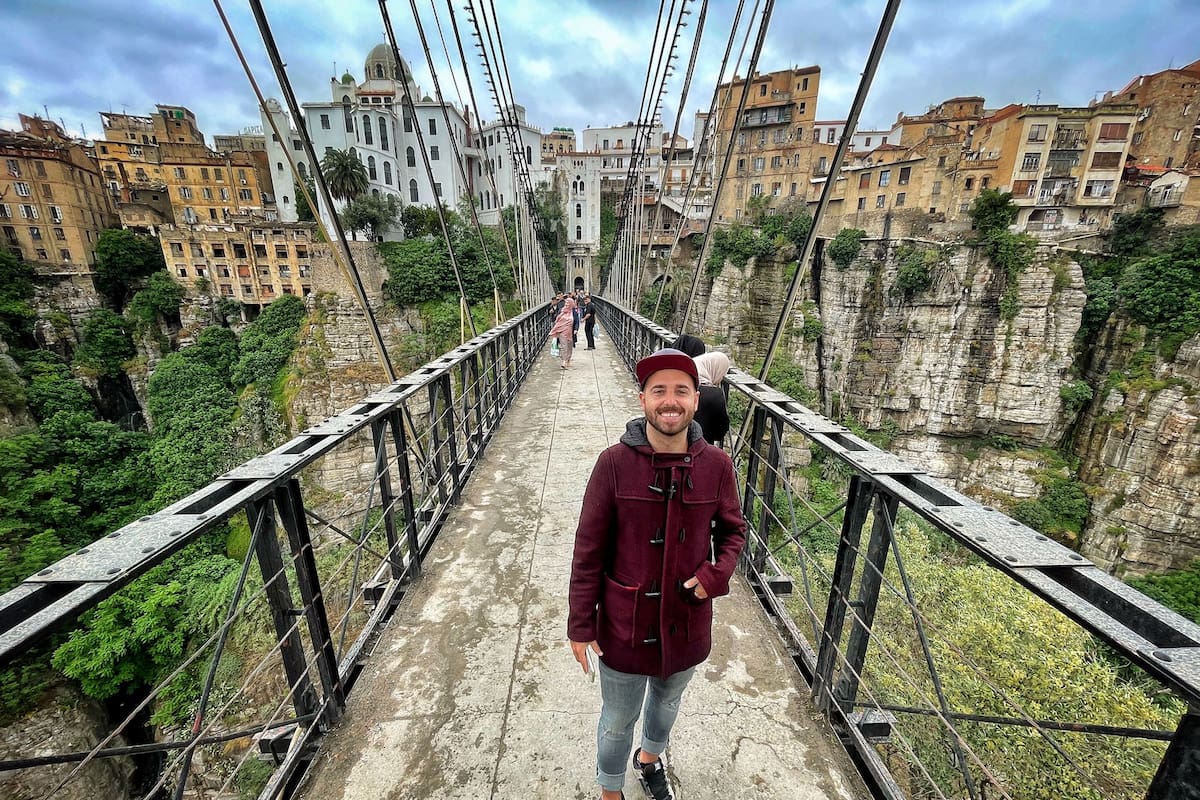 Una vez que se recibió en sus dos carreras, Ramiro Cristófaro tomó la decisión de viajar por el mundo y mostrar el contenido en su blog de viajes