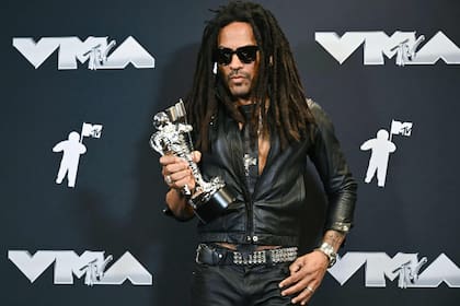 Una vez que terminó la ceremonia, Kravitz se dejó fotografiar con el premio que ganó en el rubro mejor canción de rock por su tema Human