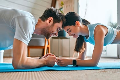 Una vez que uno se sienta cómodo con el ejercicio, tres series de ocho a doce flexiones dos veces por semana pueden ser un buen objetivo
