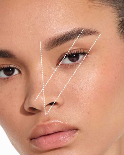 Una vez ubicados esos tres puntos en las cejas, pueden utilizarse como guía para rellenar las partes en las que falta pelo