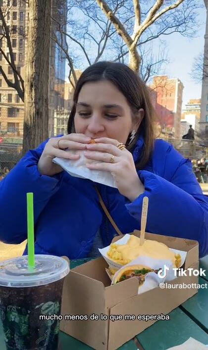 Una viajera disfrutó de la oferta gastronómica que ofrece Nueva York