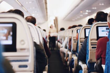 Una viajera frecuente reveló qué hace cuando reclinan el asiento que está delante del suyo