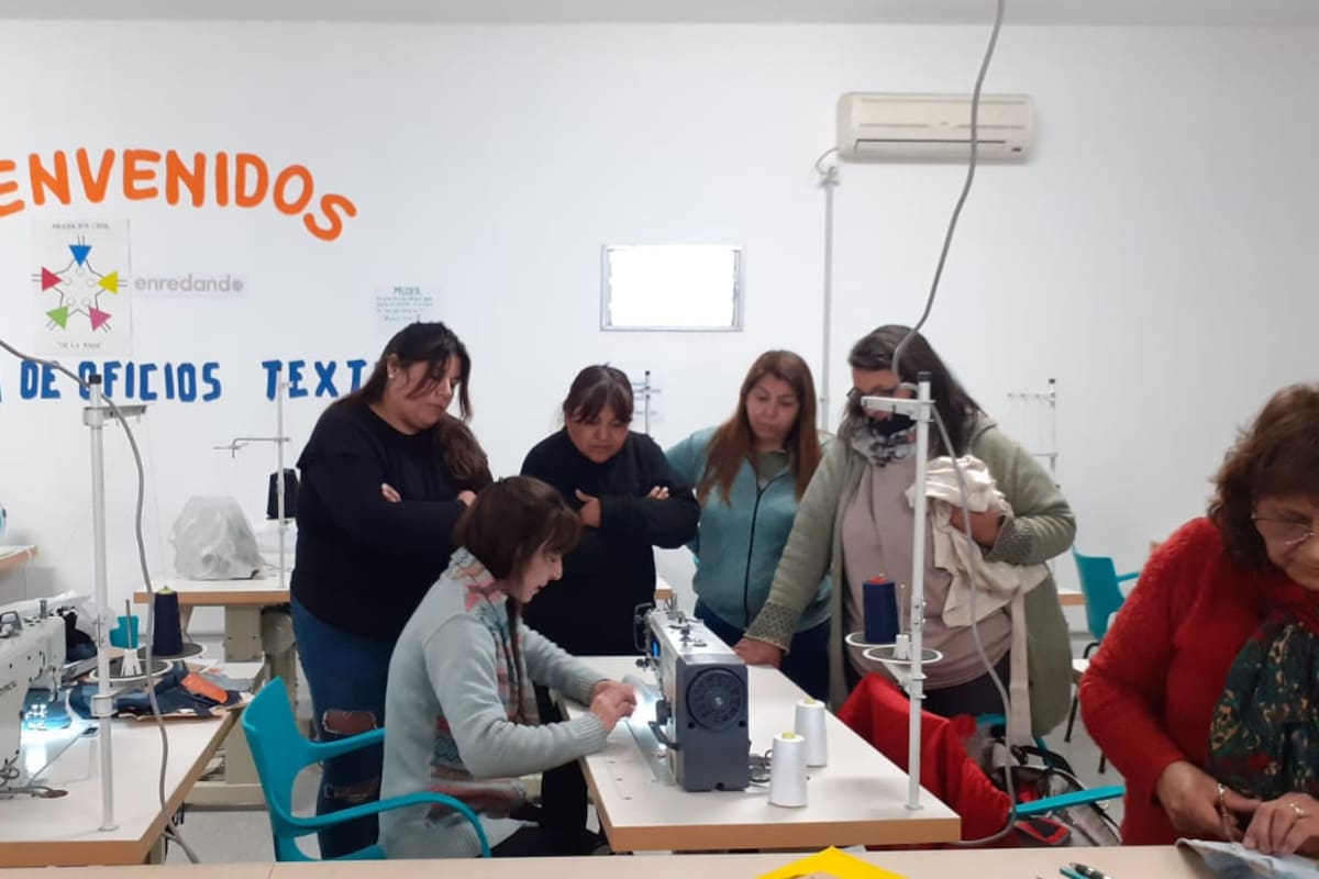 Una vida nueva para tus jeans y para muchas mujeres.