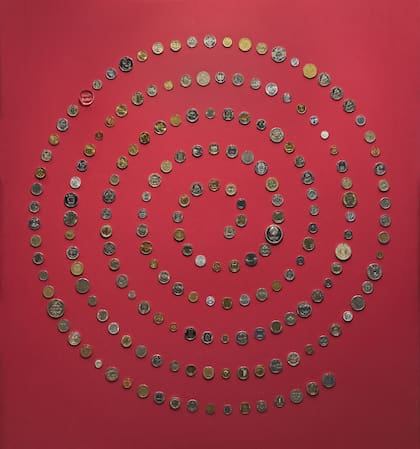 Una vidriera expone 194 monedas de todo el mundo