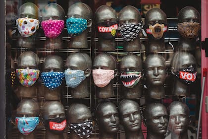 Una vidriera más que exhibe máscaras faciales, en diferentes colores y estampas (Atlanta, Estados Unidos)