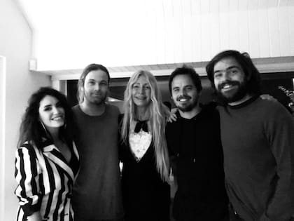 Una vieja foto de Cris Morena y Benjamín Amadeo junto a otros conocidos actores que trabajaron en las tiras de la productora: Lali Espósito, Benjamín Rojas y Peter Lanzani