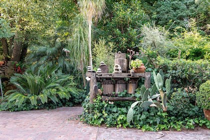 Una vieja mesa de carpintero, transformada en escultura