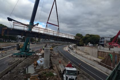 Una viga de 36 metros y 40 toneladas es izada sobre sus apoyos durante el operativo que mantuvo cerrada la autopista durante el fin de semana largo