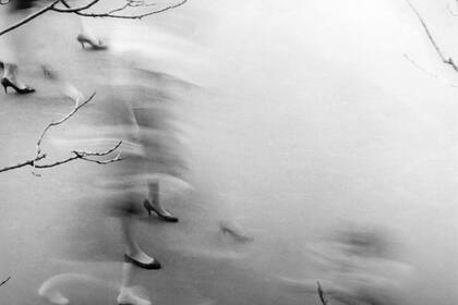 Una vintage, de Annemarie Heinrich: Caminando, 1949