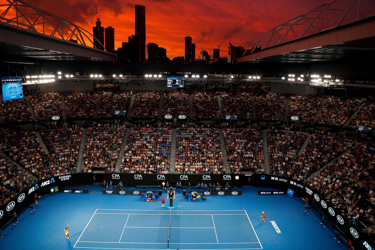 Una visión imponente: el Rod Laver Arena en todo su esplendor, tenis de primer nivel, miles de espectadores, y el horizonte de Melbourne