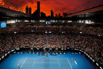 Una visión imponente: el Rod Laver Arena en todo su esplendor, tenis de primer nivel, miles de espectadores, y el horizonte de Melbourne