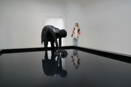Una visitante contempla la instalación "Soberanía", de Simone Leigh, en el pabellón estadounidense durante la 59° Bienal de Venecia