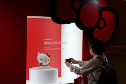 Una visitante toma una fotografía de un peluche de Hello Kitty en la exposición "A medida que yo cambio, ella también", que conmemora el 50 aniversario de Hello Kitty en el Museo Nacional de Tokio el miércoles 30 de octubre de 2024. (Foto AP/Shuji Kajiyama)