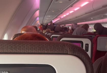 Una vista a bordo del avión de Virgin Atlantic después de aterrizar nuevamente en el aeropuerto de Londres Heathrow el lunes 2 de mayo de 2011 (Crédito: Daily Mail)