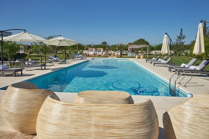 Una vista a la imponente piscina del hotel, erigido en la localidad de Cañuelas