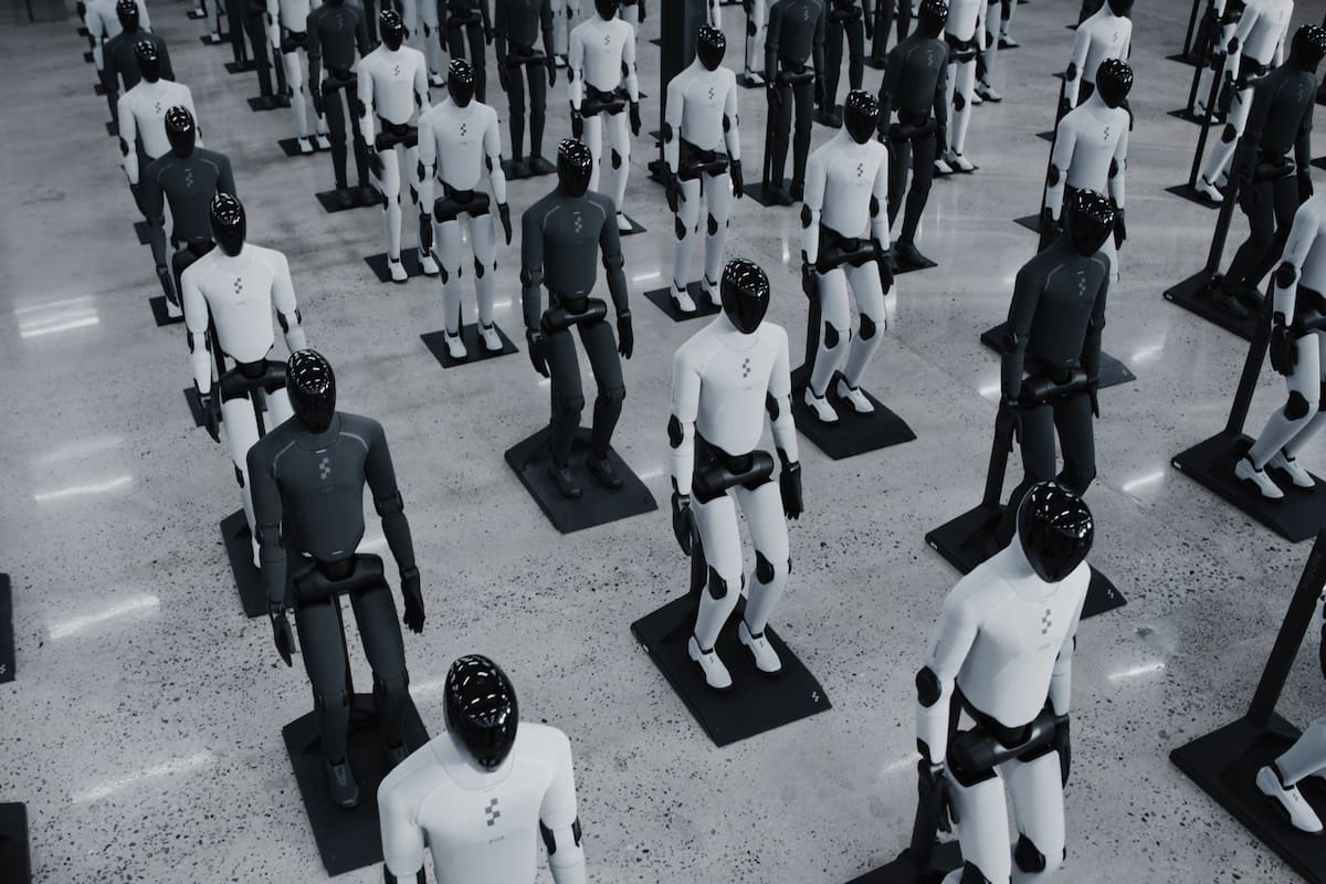 Una vista a un depósito de robots humanoides Helix-02 de Figure